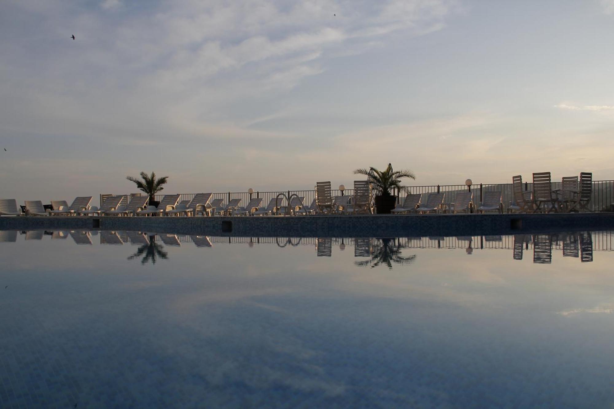 Helios Hotel Balchik Esterno foto